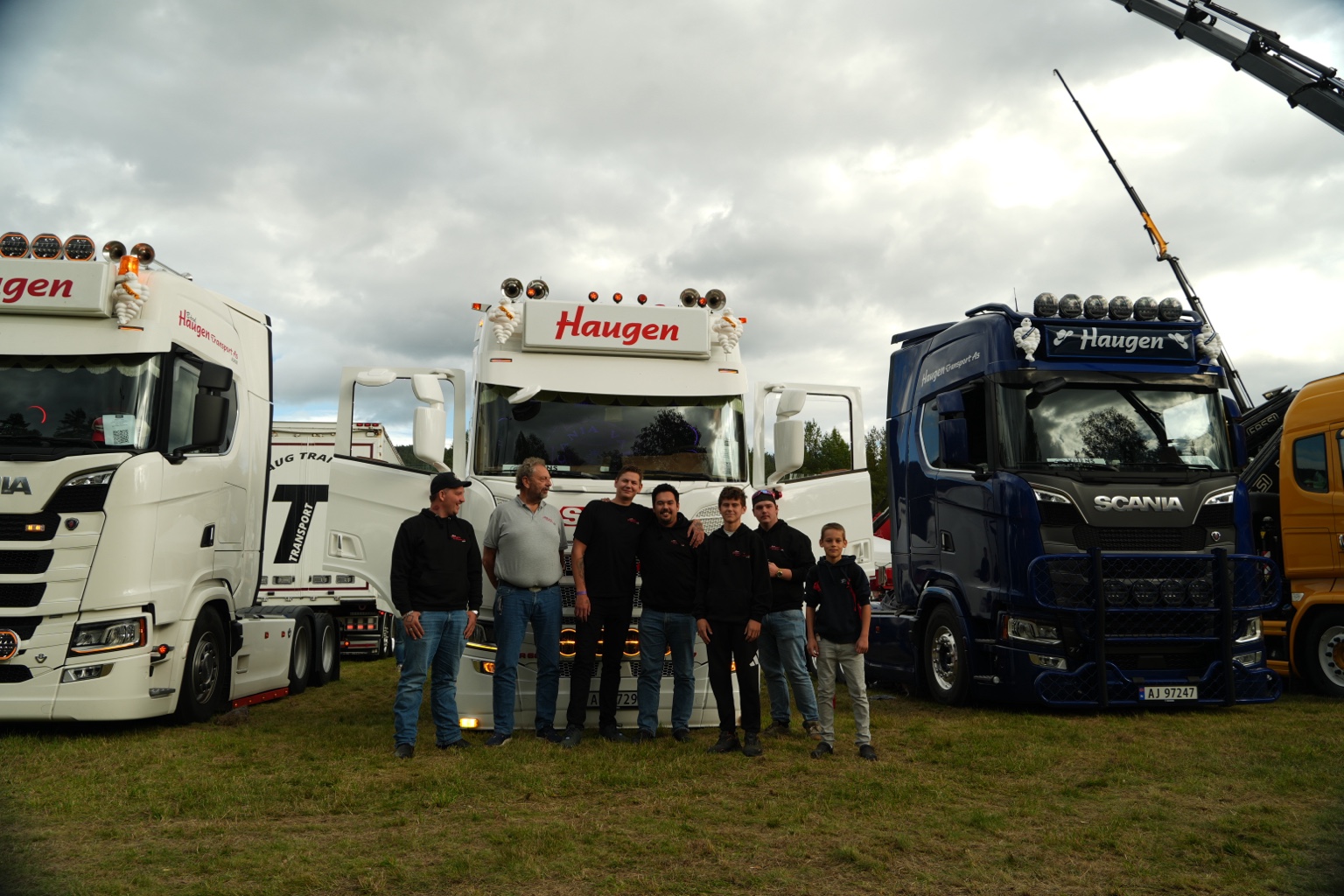 Gruppebilde foran Haugen-lastebiler på Buskerud Trucker Festival 2026.
