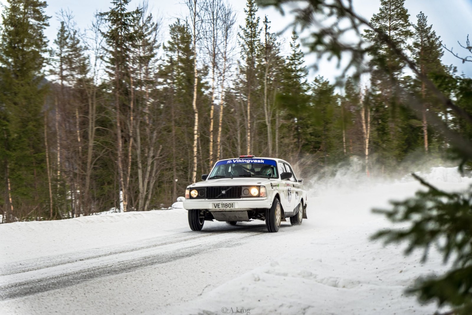 Hvit Volvo i fart på vinteretappen.